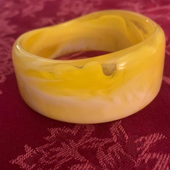 1970s chunky lemon Lucite bracelet. - Picture 2 of 3
